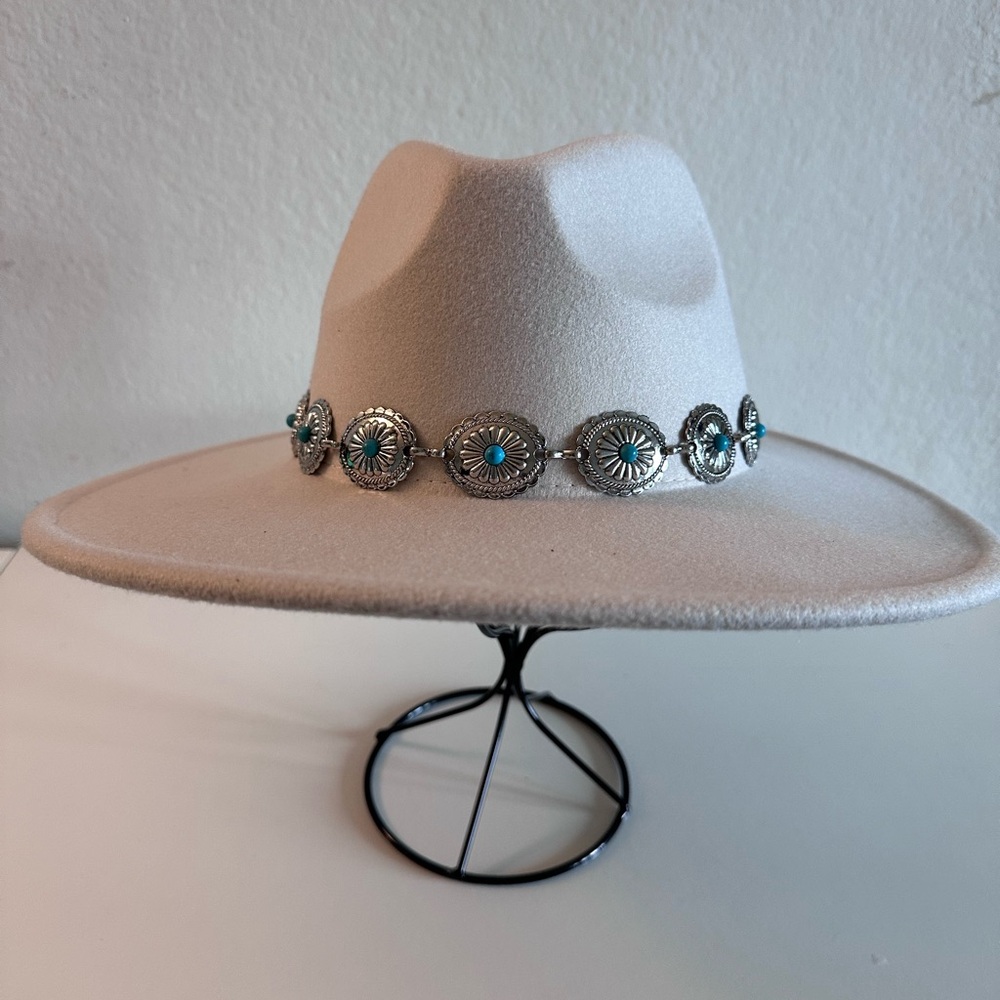 🆕 Elegant Ivory Fedora Hat | Silver Concho Belt | Adjustable | Boho Western Sty - Picture 2 of 6